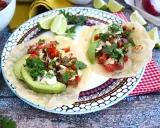 Två läckra tex mex-tacos med avokado, tomat, lök och koriander. Ett perfekt tex mex recept för en snabb och god middag.