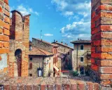 Un borgo antico con tetti in cotto e mura di mattoni, uno dei tanti posti belli vicino a Piacenza.