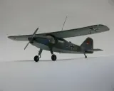 Modellflugzeug mit der Kennung do27, in Tarnfarben, mit deutschen Hoheitszeichen und der Nummer 56+13.