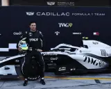 Checo Pérez posa junto a un coche de F1 de Cadillac.