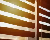 Zasłony typu dzień-noc, z pasami zaciemniającymi i transparentnymi, chronią przed słońcem i promieniami UV.