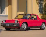 Roter Porsche 914 vor einem gelben Gebäude. Die **Porsche 914 Preisentwicklung** zeigt einen steigenden Wert für diesen Klassiker.