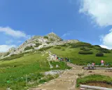 Tłum turystów wspina się na Giewont. Piękna pogoda sprzyja wędrówce, a prognoza zapowiada się równie dobrze.