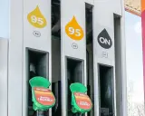 Stacja paliw z oznaczeniem "ON" dla diesla i "95" dla benzyny. Zielone uchwyty dystrybutorów z napisem "Szybko i blisko!".
