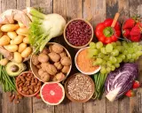 Zdrowe produkty spożywcze, które mogą wspierać dietę przy kolce nerkowej: ziemniaki, fasola, orzechy, winogrona, papryka, truskawki, cykoria, awokado, migdały, grejpfrut, soczewica, komosa ryżowa.