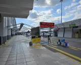 Vid heraklion flygplats möts resenärer av en stor skylt som önskar dem välkomna till Kreta.