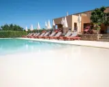 Agriturismi con piscina: lettini prendisole e ombrelloni invitano al relax in un contesto rurale.