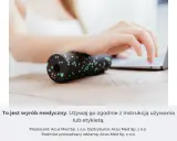 Dłoń masuje nadgarstek wałkiem, łagodząc objawy zespołu cieśni nadgarstka.
