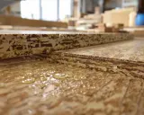 Gouttes de colle sur des panneaux OSB, prêts pour le calcul entraxe solive plancher.