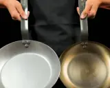 Dos sartenes de hierro, una plateada y otra dorada, mostrando el proceso para curar sarten hierro y lograr una superficie antiadherente.