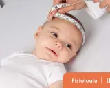 Misurazione della circonferenza cranica di un neonato, utile per la tabella crescita neonato prematuro.