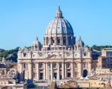 Vue d'ensemble de la basilique Saint-Pierre à Rome, avec son dôme imposant. Une explication architecturale de ce chef-d'œuvre.
