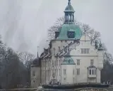 Vinterdag vid ett slott, kanske där prinsessan Désirée hade sina barn. Träd och en julgran syns.