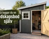 En mörkredskapsbod med öppen dörr, fönster och trädgårdsredskap inuti. Texten "Så bygger du en redskapsbod själv" syns tydligt.