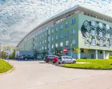 Zielony budynek z muralem na ścianie, jeden z budynków uczelni w Bielsku-Białej.