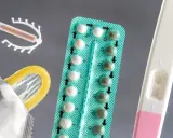 Szukasz co zamiast tabletek antykoncepcyjnych? Na zdjęciu widać prezerwatywę, wkładkę domaciczną i test ciążowy.