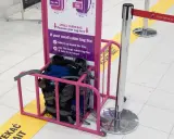 Wizzair leki w bagażu podręcznym? Sprawdź wymiary w różowym stojaku. Plecaki czekają na pomiar.