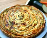 Herzhafte Quiche mit Zucchini und Karotten auf fertigem Hefeteig. Ein tolles Beispiel für rezepte mit fertig hefeteig herzhaft, das einfach zuzubereiten ist.