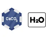 Wzór chemiczny CaCO₃, czyli węglanu wapnia, który tworzy marmur, obok symbolu wody H₂O.