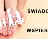 Dłonie trzymają papierowe figury rodziny, w tym osobę na wózku. Dowiedz się, kto może pobierać zasiłek opiekuńczy na starszą osobę.
