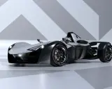 Srebrno-czarny, futurystyczny bolid BAC Mono z ostrymi liniami i aerodynamicznym kształtem, gotowy do wyścigu.