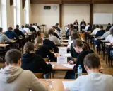 Uczniowie piszą egzamin ósmoklasisty z matematyki. Czas na rozwiązanie zadań jest ograniczony, a atmosfera skupienia panuje w sali.