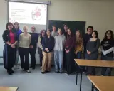 Grupa osób na szkoleniu ISTDP. Intensywna Krótkoterminowa Psychoterapia Dynamiczna to droga do efektywnej zmiany, dla każdego, kto chce pracować nad sobą.