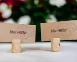 Urocze winietki ślubne z sercami i napisami "Pani Młoda" i "Pan Młody", stojące na korkach od wina.
