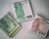 Stosy dolarów, euro i lir tureckich. Gdzie rozmienić dolary na drobne? Może w kantorze obok?