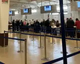 Persone in fila per il check-in MSC Lirica al porto di Venezia.
