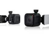 Dwa czarne aparaty GoPro Hero Session z mocowaniami, gotowe do montażu na kask.