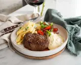 En saftig steak frites med krispiga pommes, en fräsch sallad och krämig bearnaisesås.