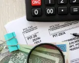 Zeznanie PIT-28/A, pieniądze i kalkulator. Rozliczasz się z podatków? Sprawdź, co to jest PIT 37.