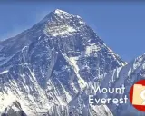 Majestatyczny Mount Everest, najwyższe góry na świecie, wznosi się dumnie na tle błękitnego nieba.