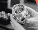 Precyzyjna obróbka metalu. Dowiedz się, jak zabezpieczyć aluminium przed utlenianiem, by zachować jego blask i wytrzymałość.
