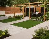 Un giardino moderno e cool con prato artificiale, pavimentazione chiara e pergolato in legno. Ideale per rilassarsi.