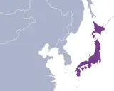 Karte von Japan in Lila auf weißem Hintergrund, mit angrenzenden asiatischen Ländern in Grau.