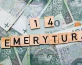 Litery układają słowo "EMERYTURA" na tle polskich banknotów. Kiedy składać wniosek o emeryturę w KRUS?