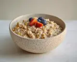 En skål med overnight oats, toppad med färska jordgubbar och blåbär. En perfekt start på dagen!