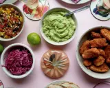 En skål med guacamole, salsa, rödkål och friterad kyckling – allt för ett lyxigt tacos recept.
