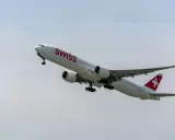 Samolot SWISS wznosi się w powietrze. Zastanawiasz się nad swiss bagaż podręczny wymiary?