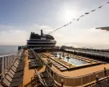 Ponte piscina e prendisole sul ponte superiore della MSC Euribia, una nave da crociera di grande lunghezza.