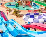 ¡Diversión acuática en Ibiza con niños! Toboganes azules y una piscina de olas para disfrutar del verano.