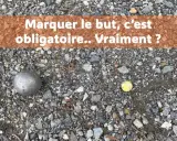 Une boule de pétanque et un cochonnet sur un terrain caillouteux. Le texte interroge : pourquoi marquer le cochonnet à la pétanque ? Est-ce vraiment obligatoire ?