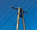 Słupy energetyczne na działce. Dowiedz się, ile wynosi odszkodowanie za słupy energetyczne na działce i jakie są zasady ich posadowienia.