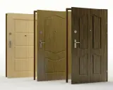 Trzy drzwi w różnych odcieniach drewna, od jasnego po ciemny brąz. Różne modele, ale każdy z klamką i zamkiem. Wybierz te z najlepszym współczynnikiem przenikania ciepła drzwi.