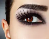 Ojo con dramáticas combinaciones sombra delineador ojos, pestañas postizas y cejas definidas.