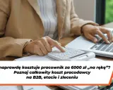 Osoba liczy na kalkulatorze, by poznać całkowity koszt pracodawcy pracownika zarabiającego 6000 zł "na rękę".