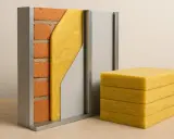 Sección de muro con ladrillos, aislamiento amarillo y panel gris. Bloques de aislamiento apilados, prometiendo un **cristal silence** en el hogar.