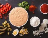 Składniki do sosu tysiąca wysp: majonez, ketchup, papryka, ogórki, jajko, cebula, natka.